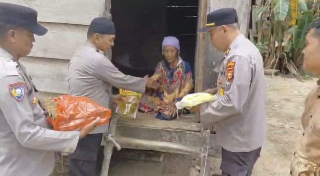Polsek Rambah Menyusuri Desa, Program Jalur Hadirkan Kepedulian untuk Warga Dhuafa