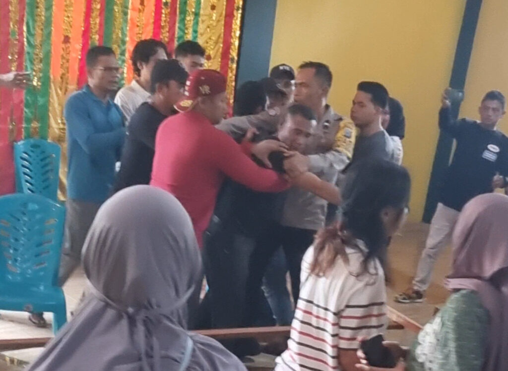 Oknum Sekdes Tambusai Utara Diduga Mengamuk di Balai Adat Rantau Kasai, Meja Dibalik Hingga Anak Kecil Terluka