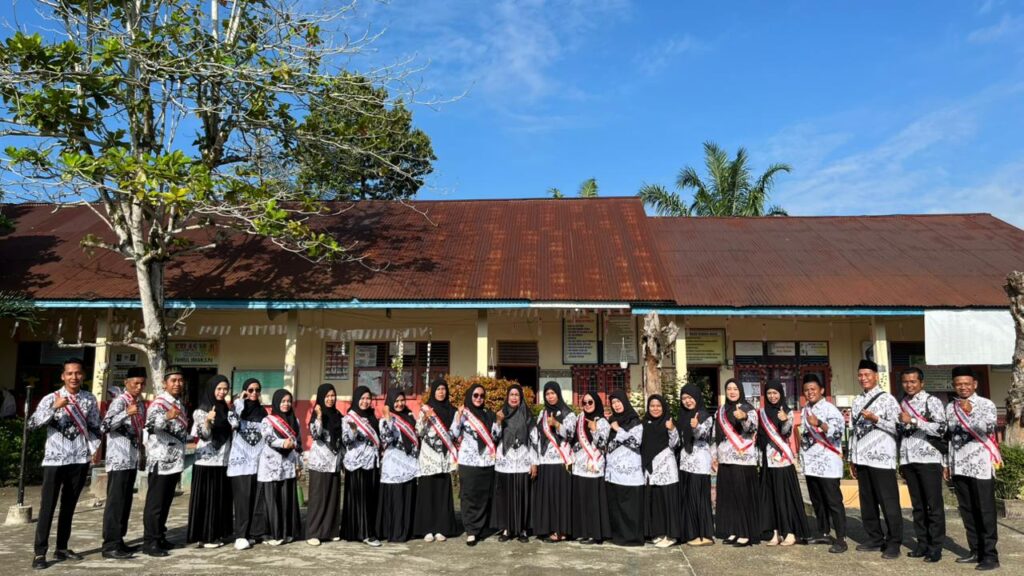 Upacara Hardiknas di Tengah Shift Pagi Siang Semangat Tak Ikut Terbagi