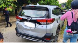 Kuda Lepas Kendali Tabrak Mobil Toyota Rush yang Sedang Parkir di Dusun 2 Petakur Bawah