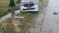 Ambulans Kabun Terperosok ke Parit di Desa Koto Tandun, Diduga Usai Menghindari Sepeda Motor