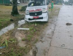 Ambulans Kabun Terperosok ke Parit di Desa Koto Tandun, Diduga Usai Menghindari Sepeda Motor