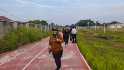 Minggu Sehat di Stadion M. Djamin Ujung Batu, Bu Sekcam Nurmi Jalan Santai Bersama Warga